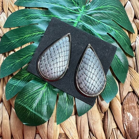 BOGO FREE Vintage snakeskin post statement earrings - Picture 1 of 5